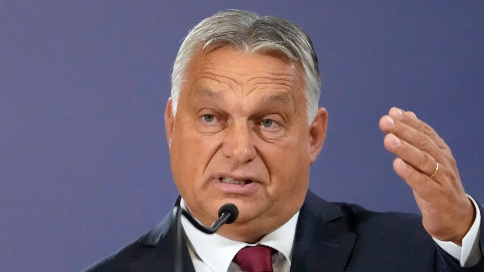 Viktor Orban will die Sanktionen gegen Russland bis Ende des Jahres aufheben, weil die „Wirtschaftsprobleme“ verursachen würden. (Foto: Darko Vojinovic/AP/dpa)