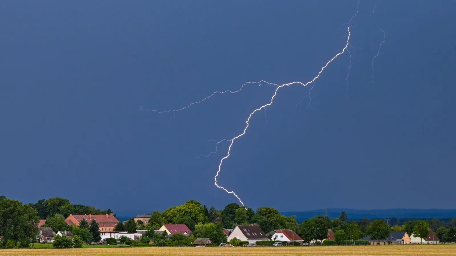In diesem Sommer sind bislang weniger Blitze bei Gewittern erfasst worden. (Archivbild) (Foto: Patrick Pleul/dpa)