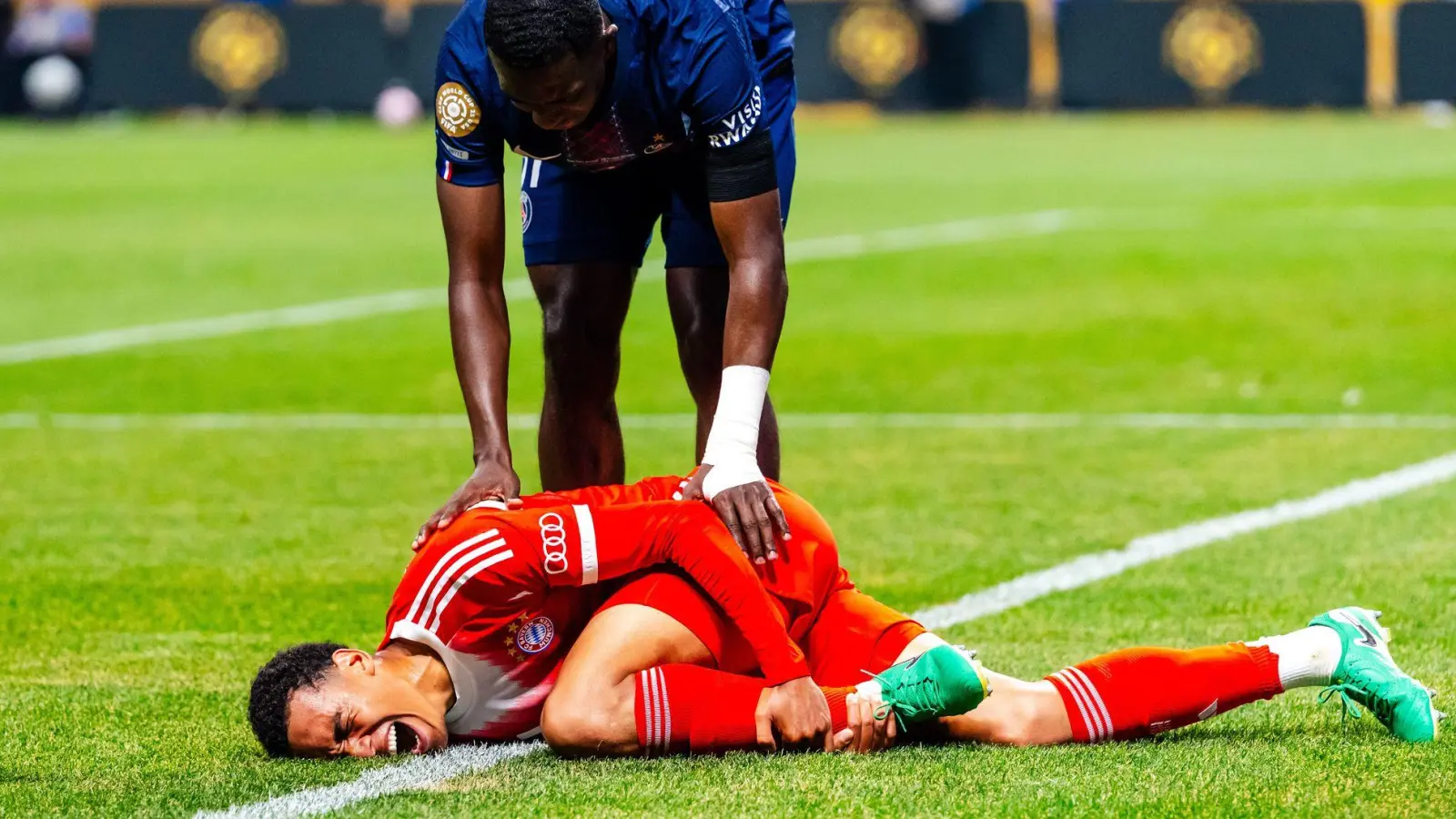 Jamal Musiala ist zwei Tage nach seiner schweren Verletzung bei der Club-WM operiert worden.  (Foto: Malachi Gabriel/ZUMA Press Wire/dpa)