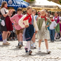 Auch die Mädchen und Jungen aus den beiden Neustädter Grundschulen begeisterten die vielen Besucherinnen und Besucher auf dem Markplatz.  (Foto: Mirko Fryska)