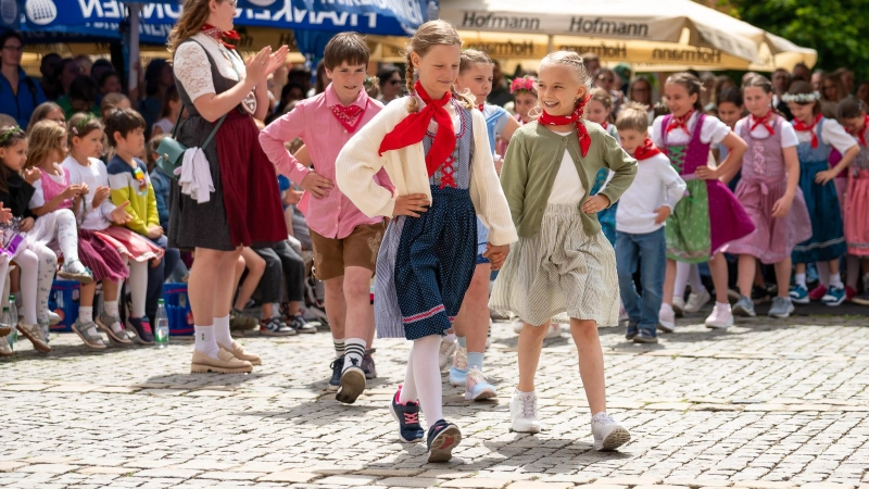 Auch die Mädchen und Jungen aus den beiden Neustädter Grundschulen begeisterten die vielen Besucherinnen und Besucher auf dem Markplatz.  (Foto: Mirko Fryska)