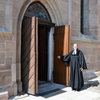 Pfarrerin Christiana von Rotenhan wünscht allen Besucherinnen und Besuchern der Kirchweih frohe Begegnungen, gute Gespräche und gesegnete Stunden an den Festtagen und lädt herzlich zum Gottesdienst am Kerwasonntag ein. (Foto: Gudrun Schwarz-Köhler)