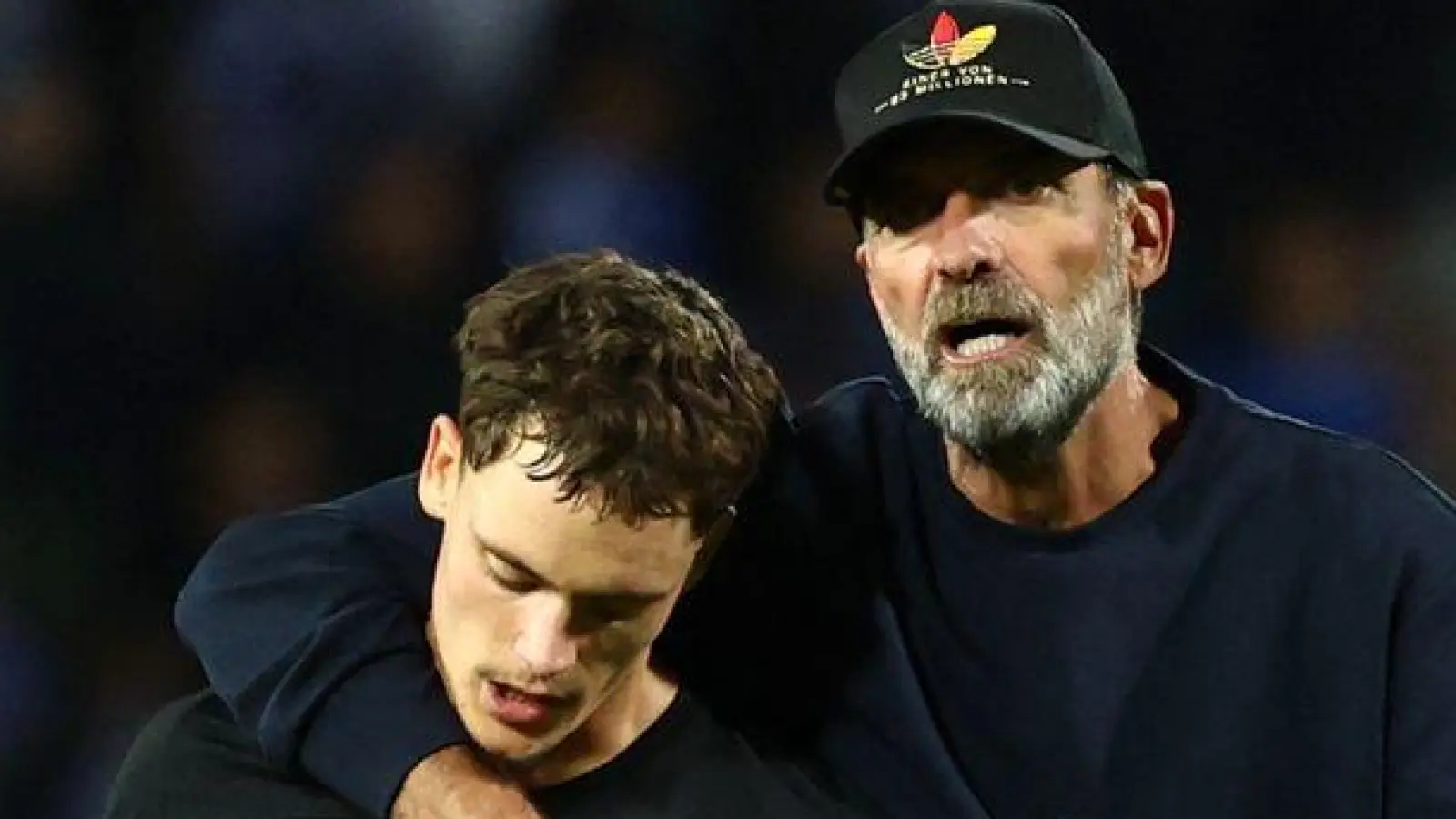 Jürgen Klopp als Umarmer und Menschenfänger, wie nach dem Spiel mit Kapitän Florian Wirtz. (Foto: Christian Charisius/dpa)