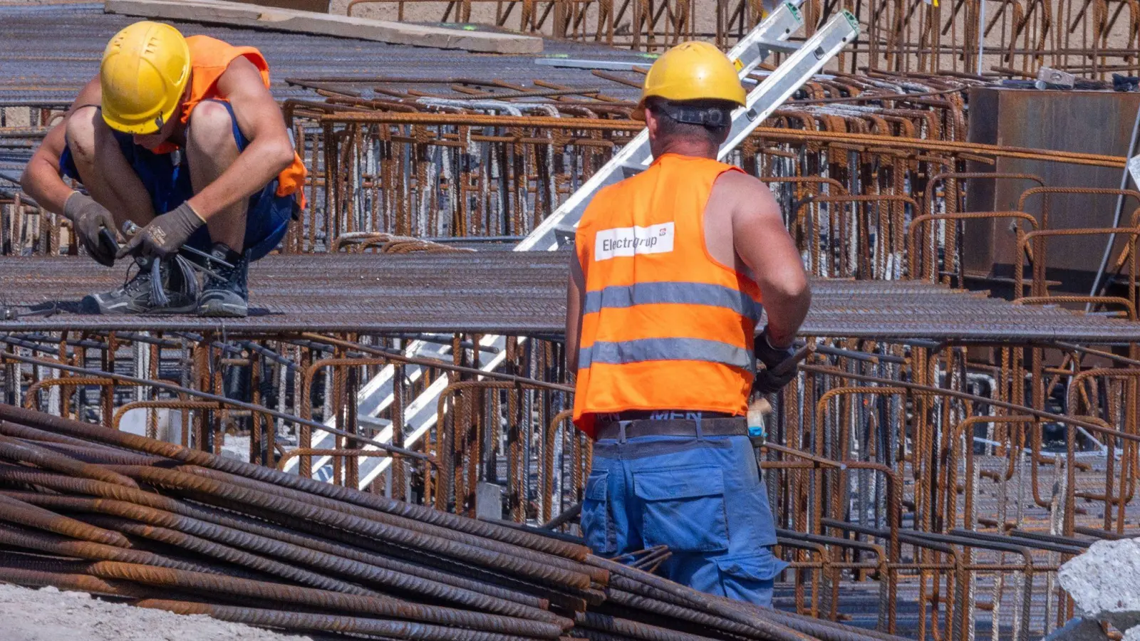 Bauarbeiter arbeiten an einem Fundament: Der Rückgang der durchschnittlichen Reallöhne fällt laut einer Studie in Deutschland etwas stärker aus als im gesamten OECD-Raum. (Foto: Jens Büttner/dpa)