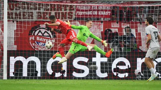 Münchens Lucas Hernández (l) macht das Tor zum 1:0 gegen Barcelonas Torhüter Marc-André ter Stegen. (Foto: Peter Kneffel/dpa)