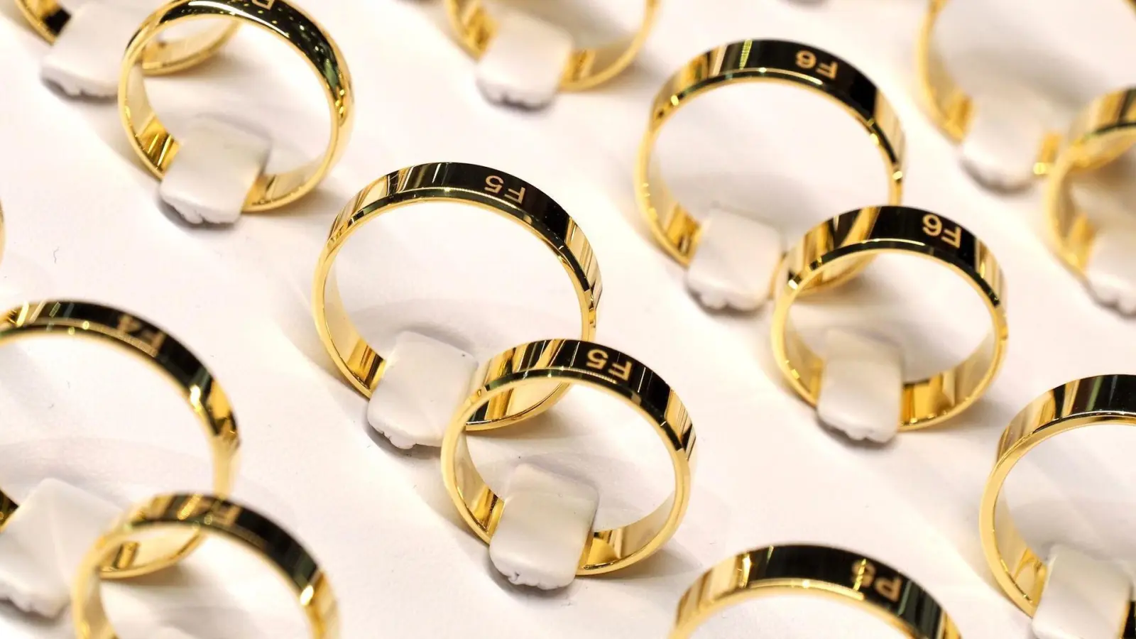 Dreimal ließ sich der 26-Jährige Schmuck mitgeben. Beim vierten Besuch eines Juweliergeschäfts zückte der Angeklagte ein Messer.  (Symbolbild: Carsten Hoefer/dpa)