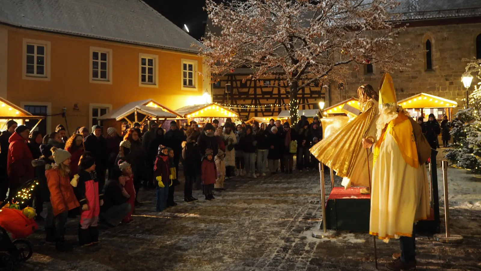 In Feuchtwangen findet der Weihnachtsmarkt auf dem Kirchplatz statt. Dabei sollen traditionelle Lieder für eine festliche und herzliche Stimmung sorgen. (Foto: Erich Herrmann)
