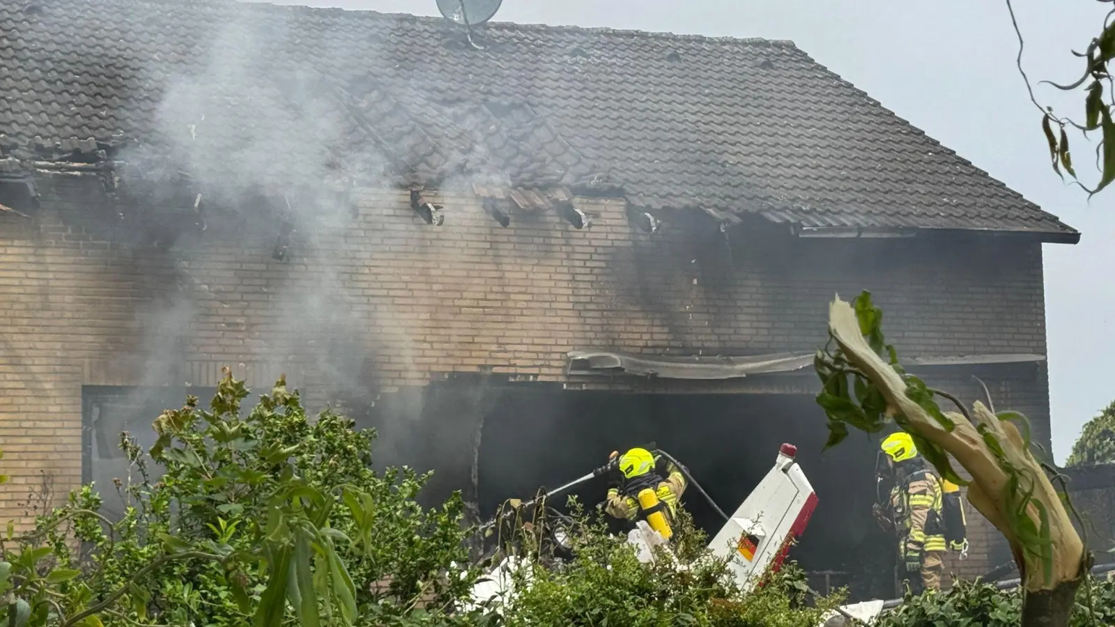 Die Feuerwehr löscht in einem Großeinsatz mit etwa 50 Kräften. (Foto: Sascha Rixkens/Einsatzreport Niederrhein/dpa)