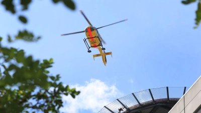 Ein Hubschrauber flog den Verletzten ins Krankenhaus. (Symbolbild) (Foto: Karl-Josef Hildenbrand/dpa)