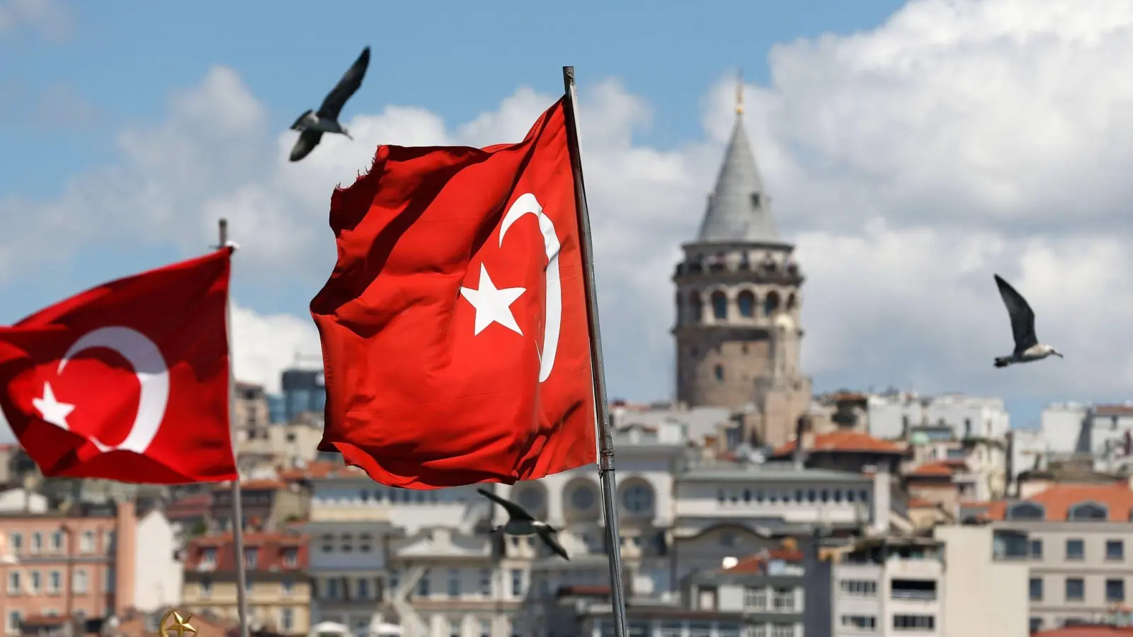 Türkische Flaggen wehen in Istanbul. Der Leitindex ISE 100 ist auf ein Rekordhoch geklettert, doch die Geldentwertung geht weiter. (Foto: Lefteris Pitarakis/AP/dpa)