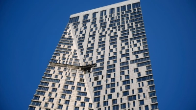 Die Drohne traf ein Hochhaus mit Luxuswohnungen in Moskau. (Foto: Uncredited/AP/dpa)