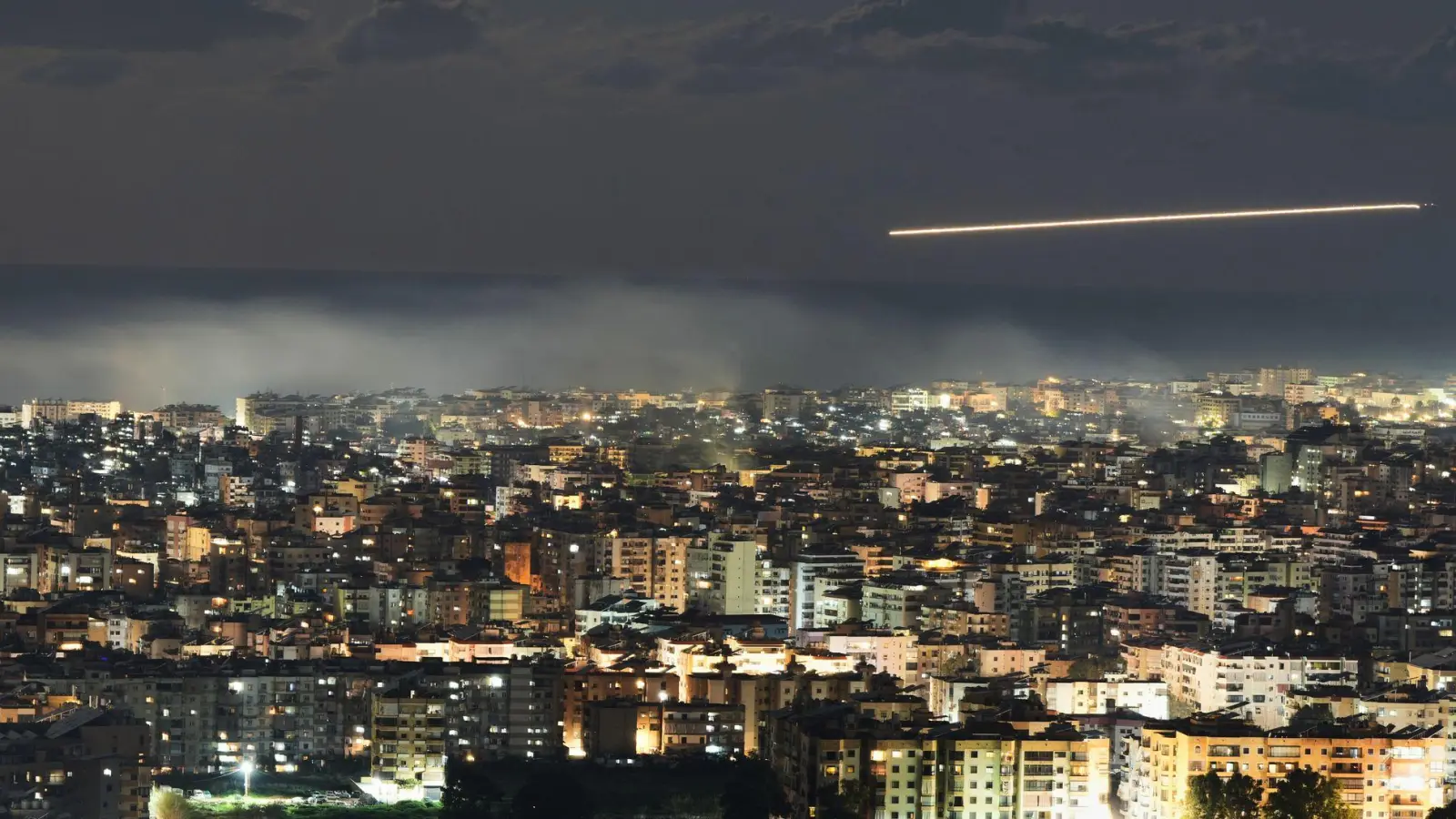Nach einem Raketenangriff der Hisbollah-Miliz bombardiert Israel Ziele im Libanon.   (Foto: Hassan Ammar/AP/dpa)