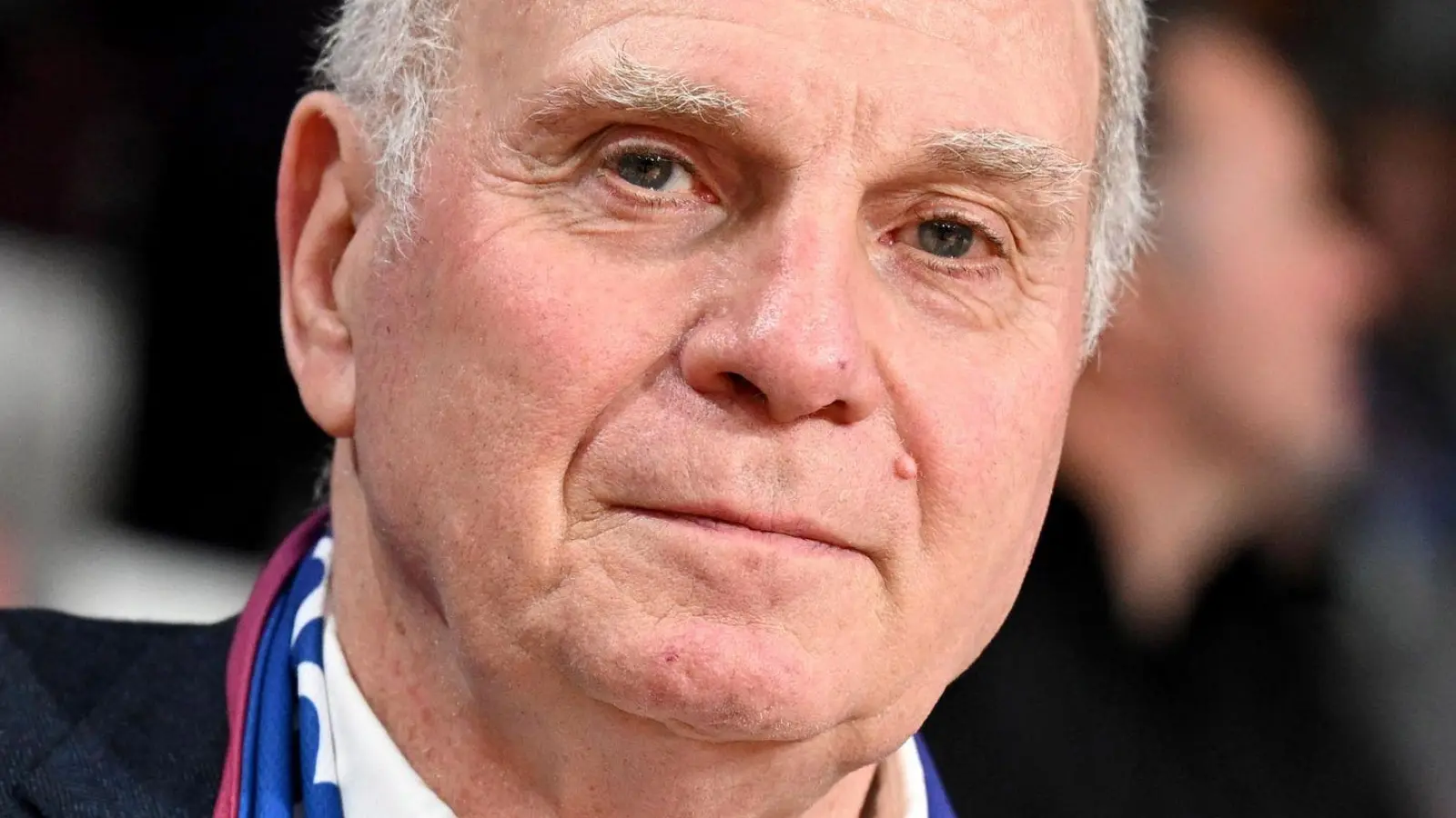 Bayern Münchens Ehrenpräsident Uli Hoeneß will den Kader nur noch mit einem Leihspieler ergänzen. (Foto: Ulrich Gamel/Bildagentur kolbert-press/dpa)