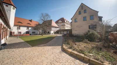 Im Zuge der Verschönerung des etwas verwilderten Apothekergärtchens (rechts) wird demnächst der gesamte Innenhof des Alten Schlosses umgestaltet.  (Foto: Mirko Fryska)