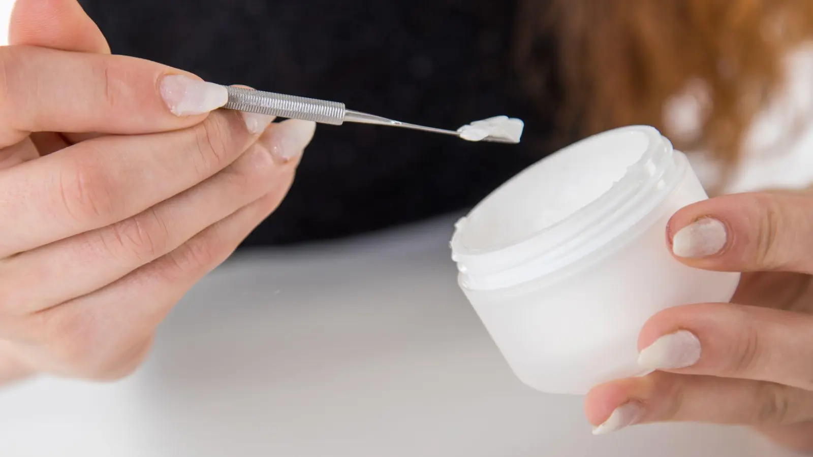 Besser Spatel statt Finger! So bleibt die Creme länger frisch und Keime haben keine Chance. (Foto: Christin Klose/dpa-tmn)