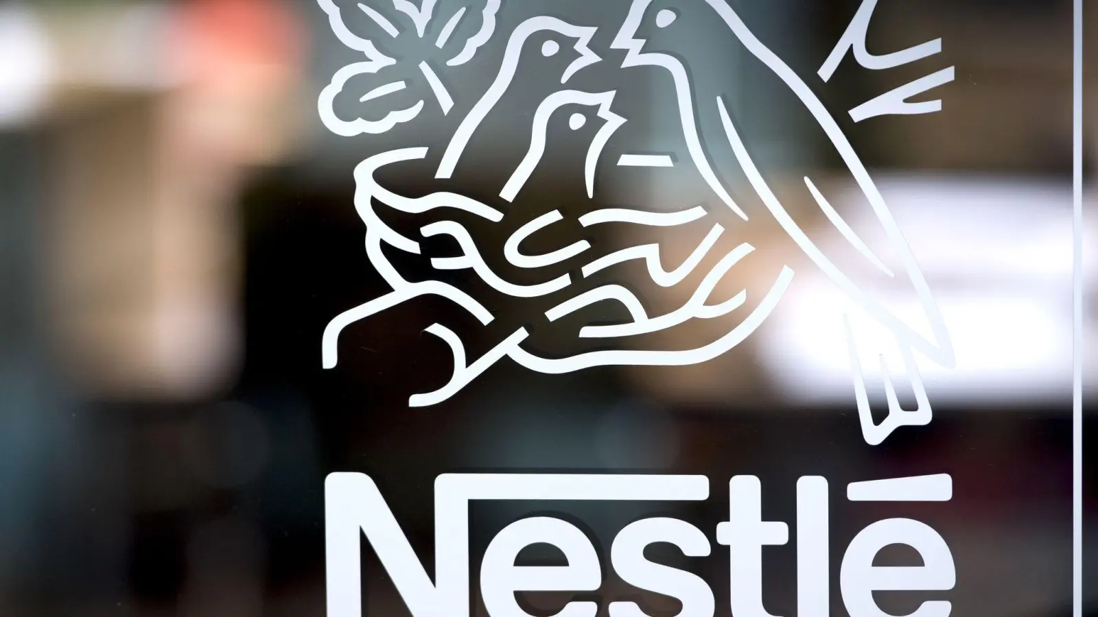 Die Behörden in Frankreich haben die Nestlé-Zentrale bei Paris durchsuchen lassen. (Archivbild) (Foto: Laurent Gillieron/KEYSTONE/dpa)