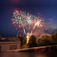 Mit einem lauten Knall beginnt die letzte Attraktion der Sommermesse: das Feuerwerk. (Foto: Gudrun Bayer)