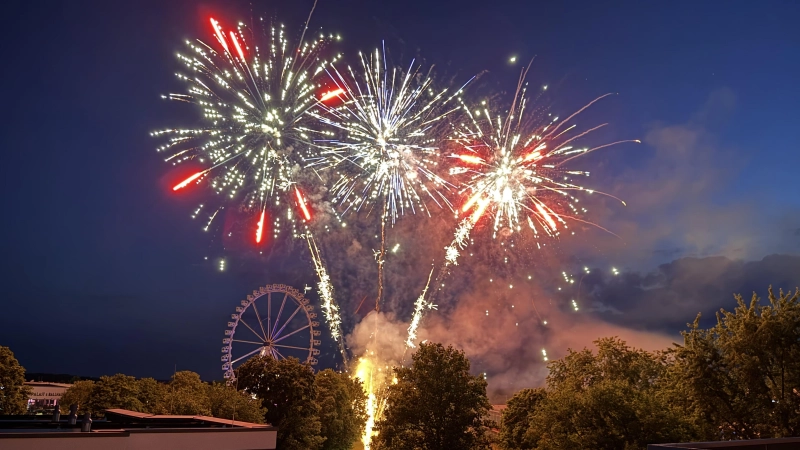 Mit einem lauten Knall beginnt die letzte Attraktion der Sommermesse: das Feuerwerk. (Foto: Gudrun Bayer)