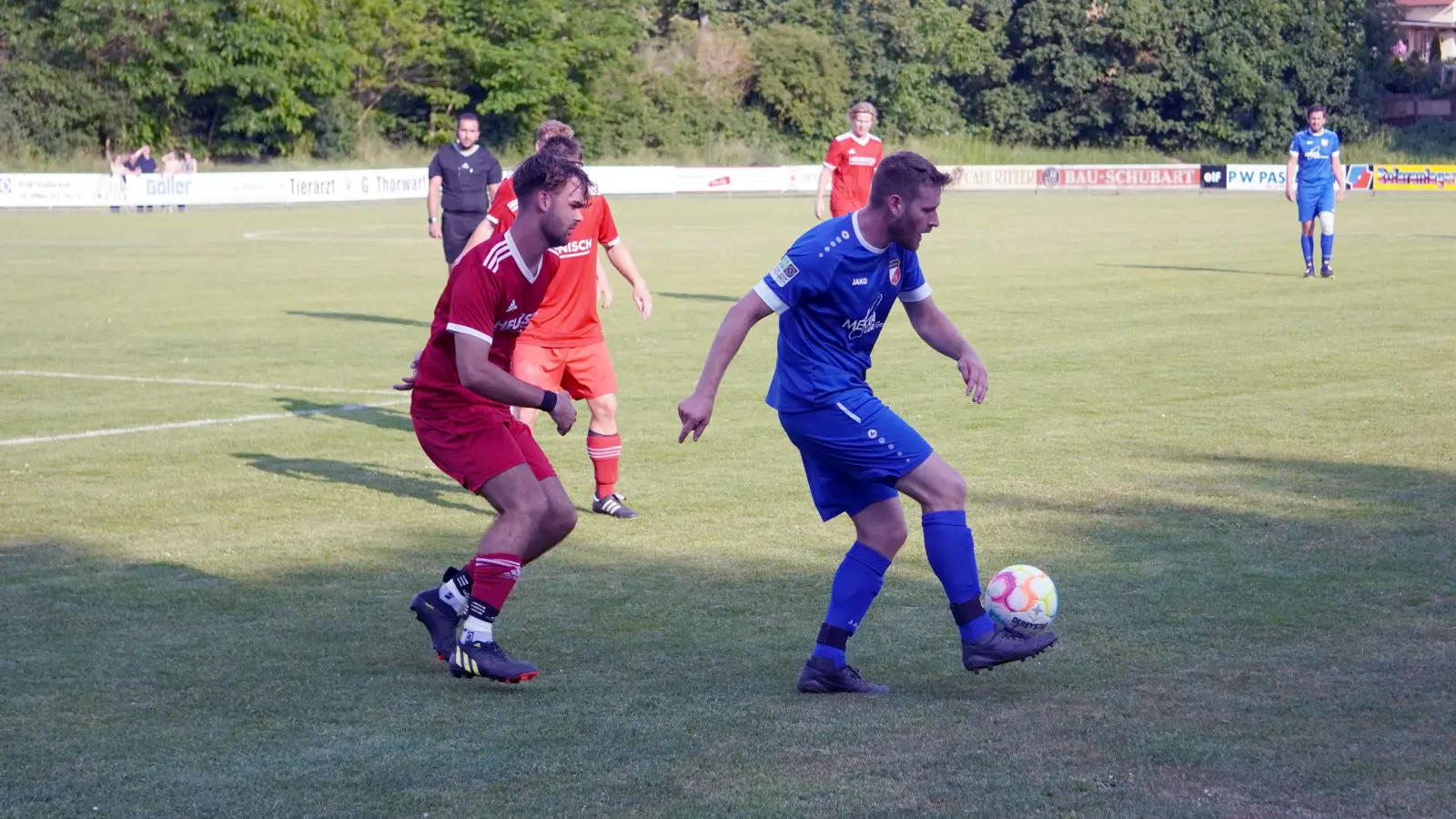 Der Vorstand kickt selbst mit: Christian Eitel (rechts) vom SV Ergersheim begrüßt die Einführung der Neuner-Teams. Links Niklas Huschke vom FSV Bad Windsheim. (Foto: Bastian Lauer)