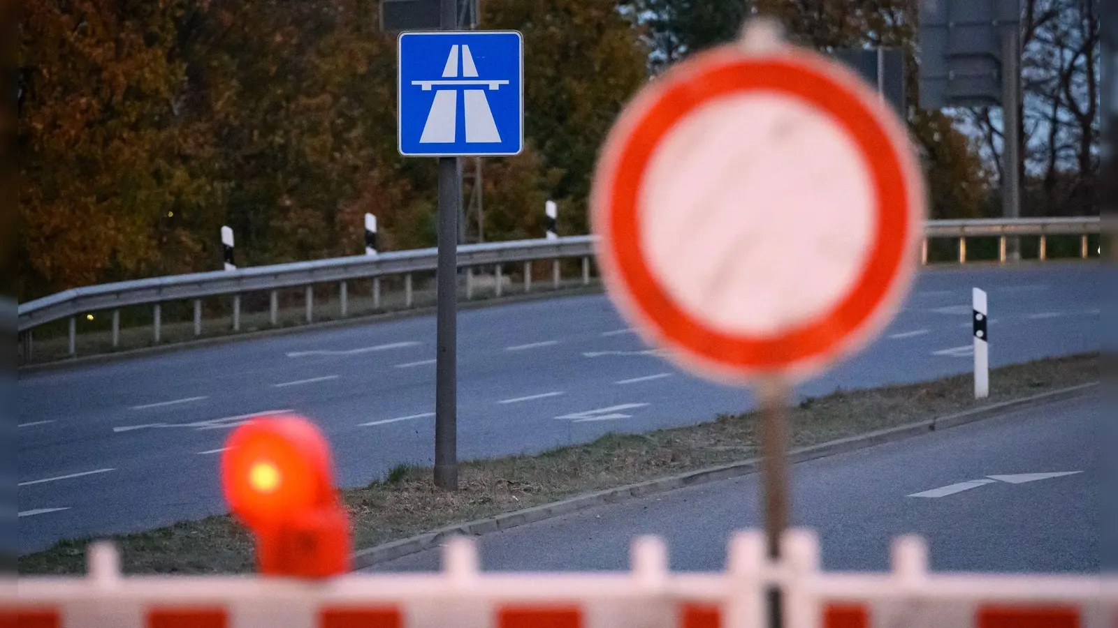 Auf der A7 wird eine neue Schilderbrücke montiert. Deshalb ist die Autobahn in beide Richtungen gesperrt. (Symbolbild: Jonas Walzberg/dpa)