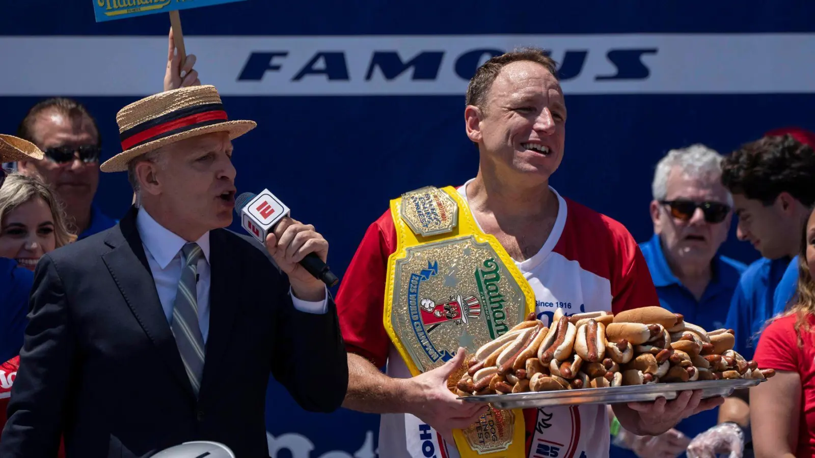 Joey Chestnut (r) schaffte das Comeback beim Hot-Dog-Wettessen,  (Foto: Yuki Iwamura/AP/dpa)