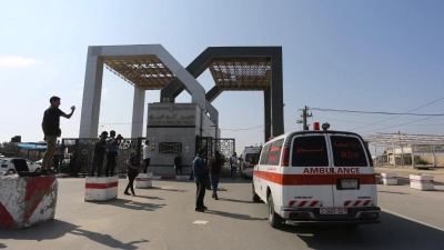 Palästinensische Krankenwagen am Grenzübergang in Rafah. (Foto: Hatem Ali/AP/dpa)