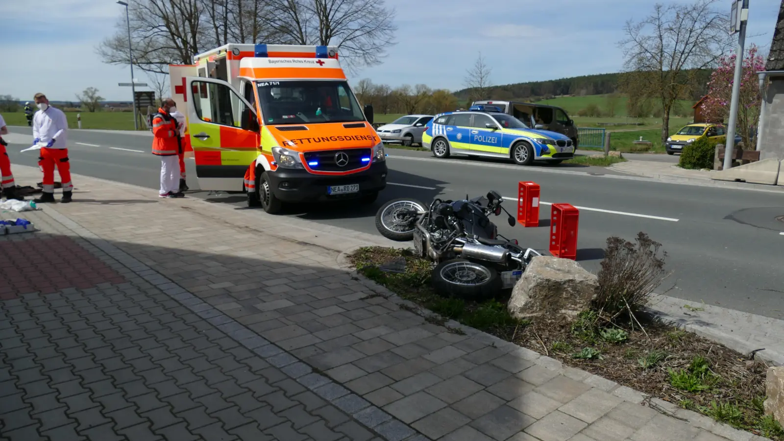 Ein Gerhardshofen ist gestern ein Motorradfahrer in eine Querungshilfe geknallt. (Foto: Theo Kretzmann)
