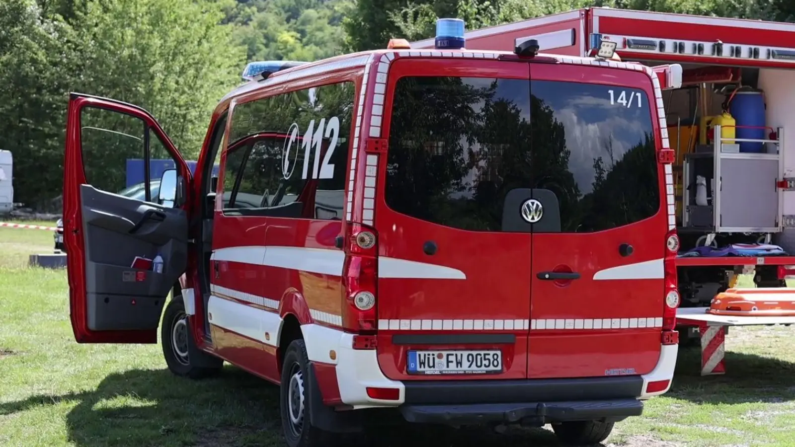 Die Feuerwehr war bei der Bergung im Einsatz. (Foto: Julien Becker/dpa)