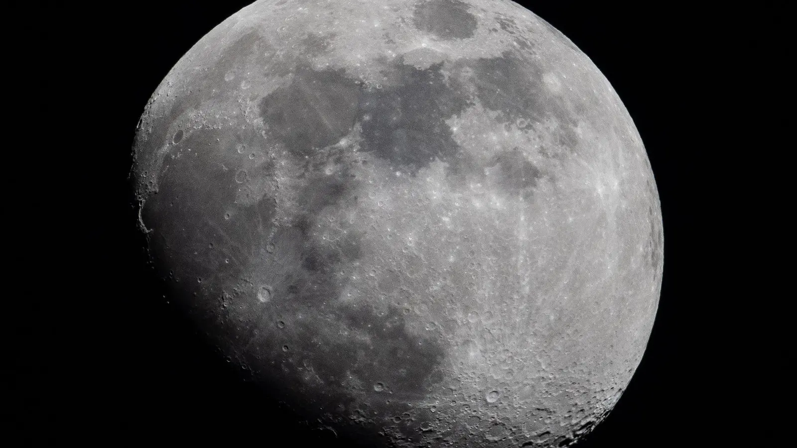 Forschende haben herausgefunden, dass der Asteroid „2024 YR4“ den Mond nicht treffen wird. (Archivbild) (Foto: Boris Roessler/dpa)