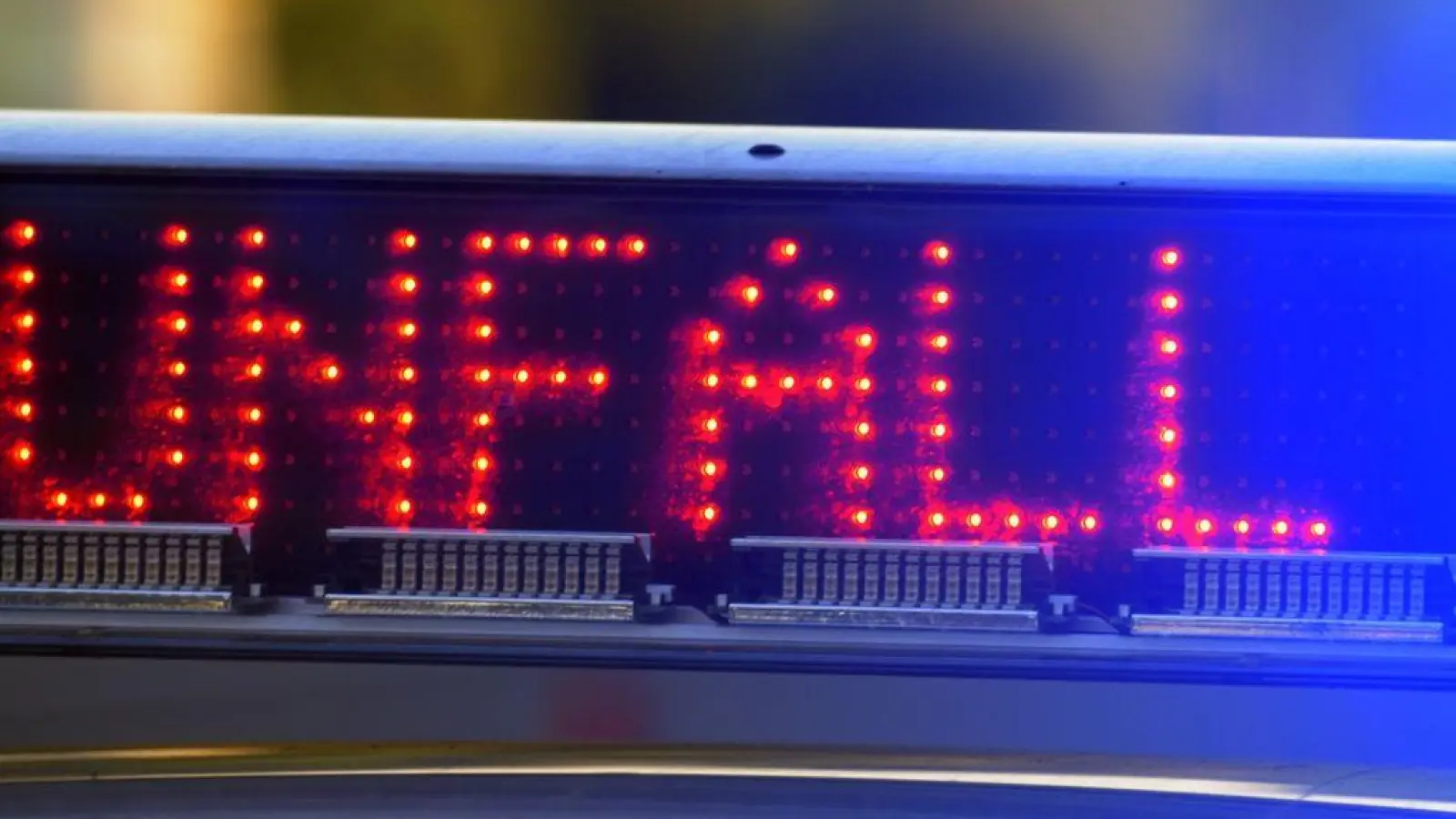 Auf einem Polizeifahrzeug warnt eine Leuchtschrift vor einer Unfallstelle. (Foto: Stefan Puchner/dpa)