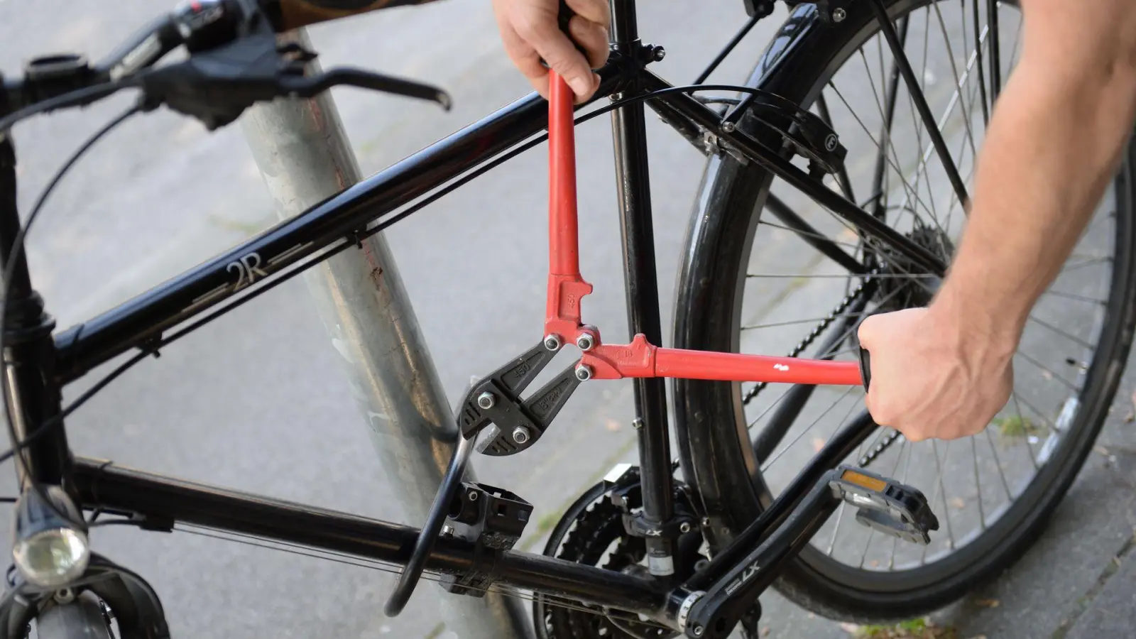 Die Zahl der Fahrraddiebstähle ist in Bayern 2025 deutlich zurückgegangen. (Symbolbild) (Foto: Andreas Gebert/dpa)