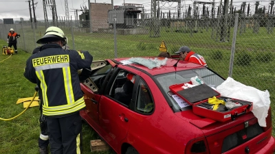 Der Ausgangspunkt der Katastrophenschutzübung in Bechhofen: Ein Auto war in das Umspannwerk im Ortsteil Waizendorf gerast. Beim Szenario wurde angenommen, dass es in der Folge zu einem Stromausfall in Bechhofen kam, der schließlich weitere Folgen nach sich zog.  (Foto: Johannes Flierl)