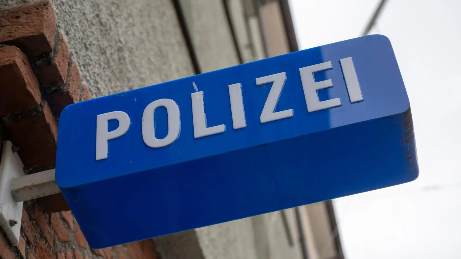 Der Finder gab den Geldbeutel bei der Polizeiinspektion in Freyung ab. (Symbolbild) (Foto: Peter Kneffel/dpa)
