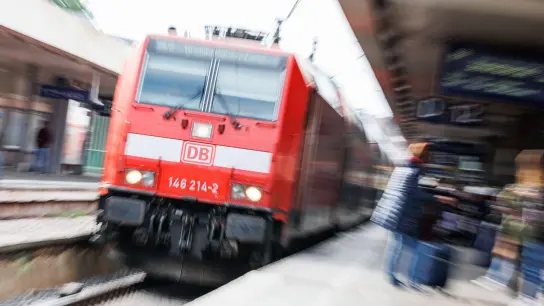 Eine Regionalbahn fährt in den Hauptbahnhof von Hannover ein. (Foto: Michael Matthey/dpa)