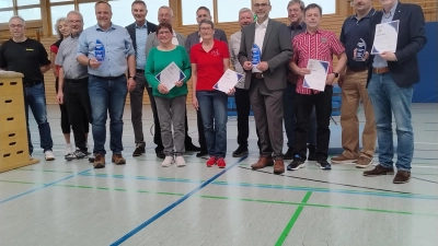 Stolze Teilnehmerinnen und Teilnehmer am Wettbewerb „Fitteste Kommune“ sowie stolze Kommunalpolitiker und stolze Funktionäre. (Foto: Eckard Dürr)