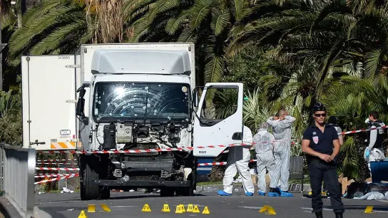Polizisten stehen um den Lastwagen, mit dem der Attentäter in Nizza in eine Menschenmenge an der Strandpromenade gerast war. (Foto: Andreas Gebert/dpa)