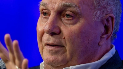 Ehrenpräsident Hoeneß spricht über „Zweifel“. (Archivbild) (Foto: Peter Kneffel/dpa)
