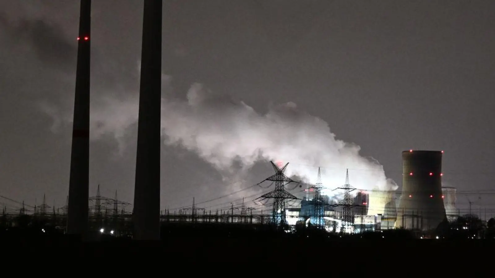 Wohl mit dem klimaschädlichen Kohlendioxid (CO2)? In Bayern soll eine Studie herausfinden, wo es etwa unterirdisch eingelagert werden könnte. (Symbolbild)  (Foto: Federico Gambarini/dpa)