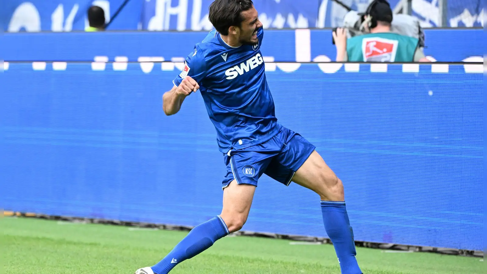 Karlsruhes Roko Simic bejubelt das 1:0. (Foto: Uli Deck/dpa)