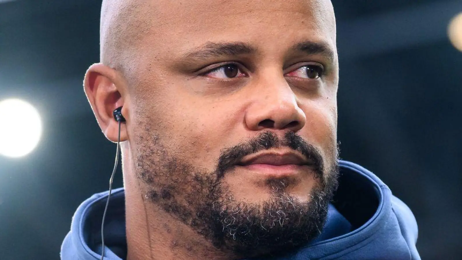 Bayern-Trainer Vincent Kompany wurde nach seinem Zusammenbruch in eine Klinik eingeliefert. (Archivbild) (Foto: Tom Weller/dpa)