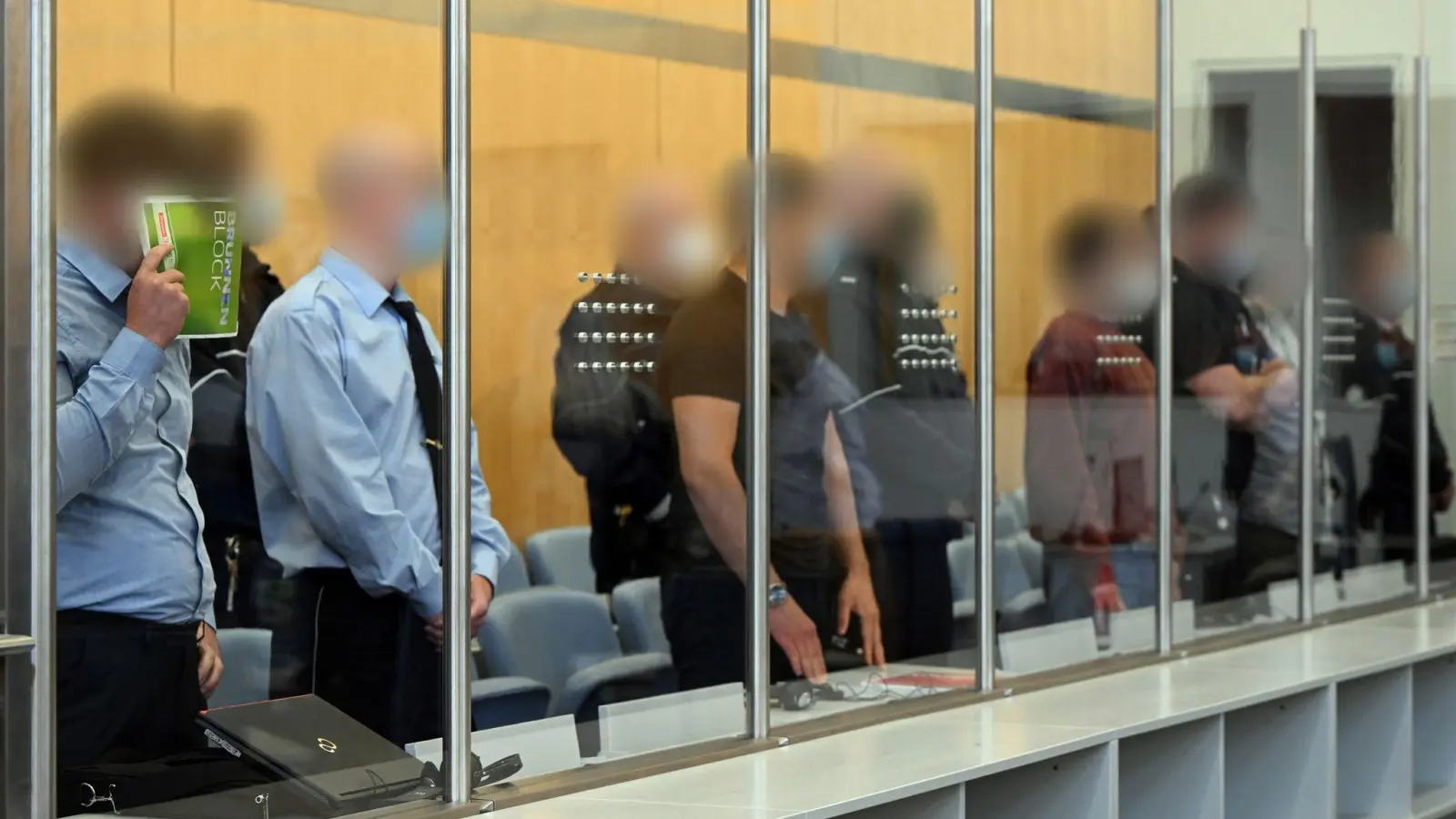 Die fünf Angeklagten sind für ihre Mitgliedschaft in der IS-Terrorzelle verurteilt worden. (Foto: Federico Gambarini/dpa)