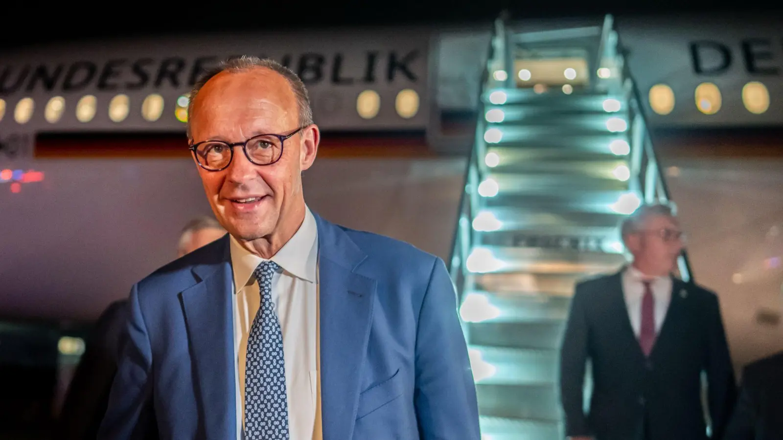 Kanzler Merz ist zu seinem 17-stündigen Antrittsbesuch in Washington gelandet. (Foto: Michael Kappeler/dpa)