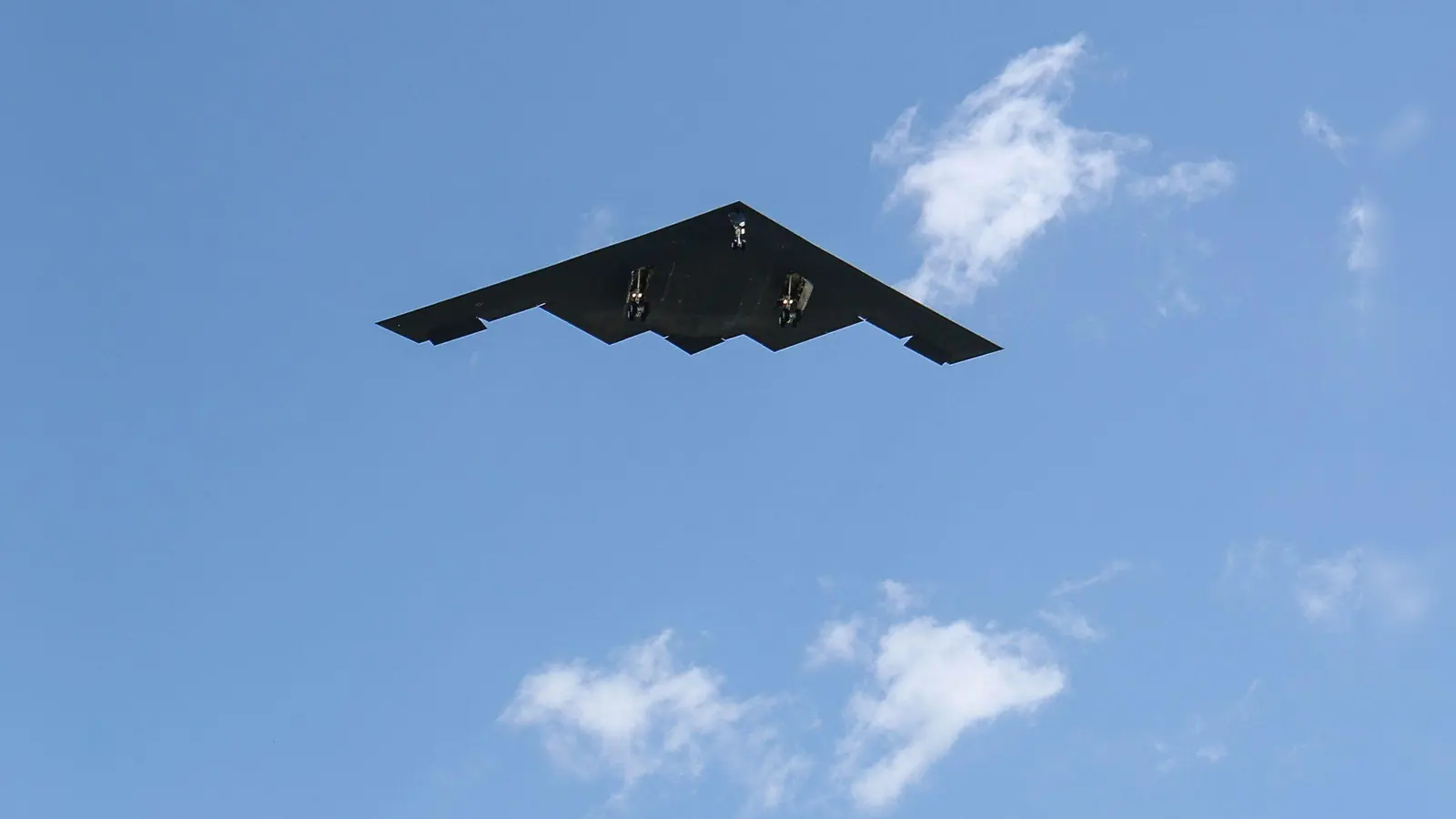 Ein B-2-Bomber landet auf der Whiteman Air Force Base in den USA bei seiner Rückkehr von einem massiven Angriff auf iranische Atomanlagen. (Foto: David Smith/AP/dpa)