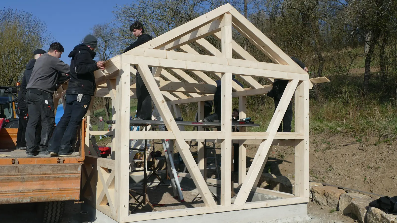 Motiviert waren die angehenden Zimmerer in Obernzenn am Werk. (Foto: Helmut Meixner)