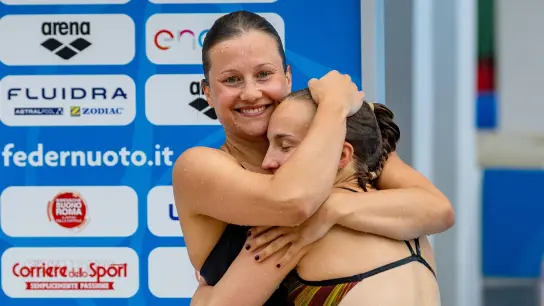 Lena Hentschel (r) und Tina Punzel freuen sich über ihren Erfolg. (Foto: JoKleindl/dpa)