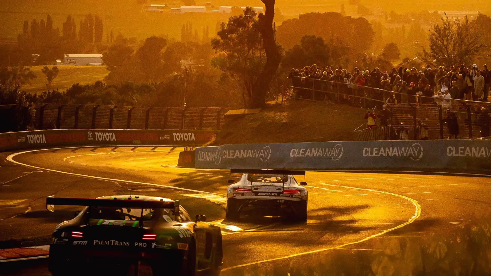 In Führung liegend, fuhr Maximilian Götz als Startfahrer von Craft Bamboo Racing in den australischen Sonnenaufgang. (Foto: Gruppe C Photography)