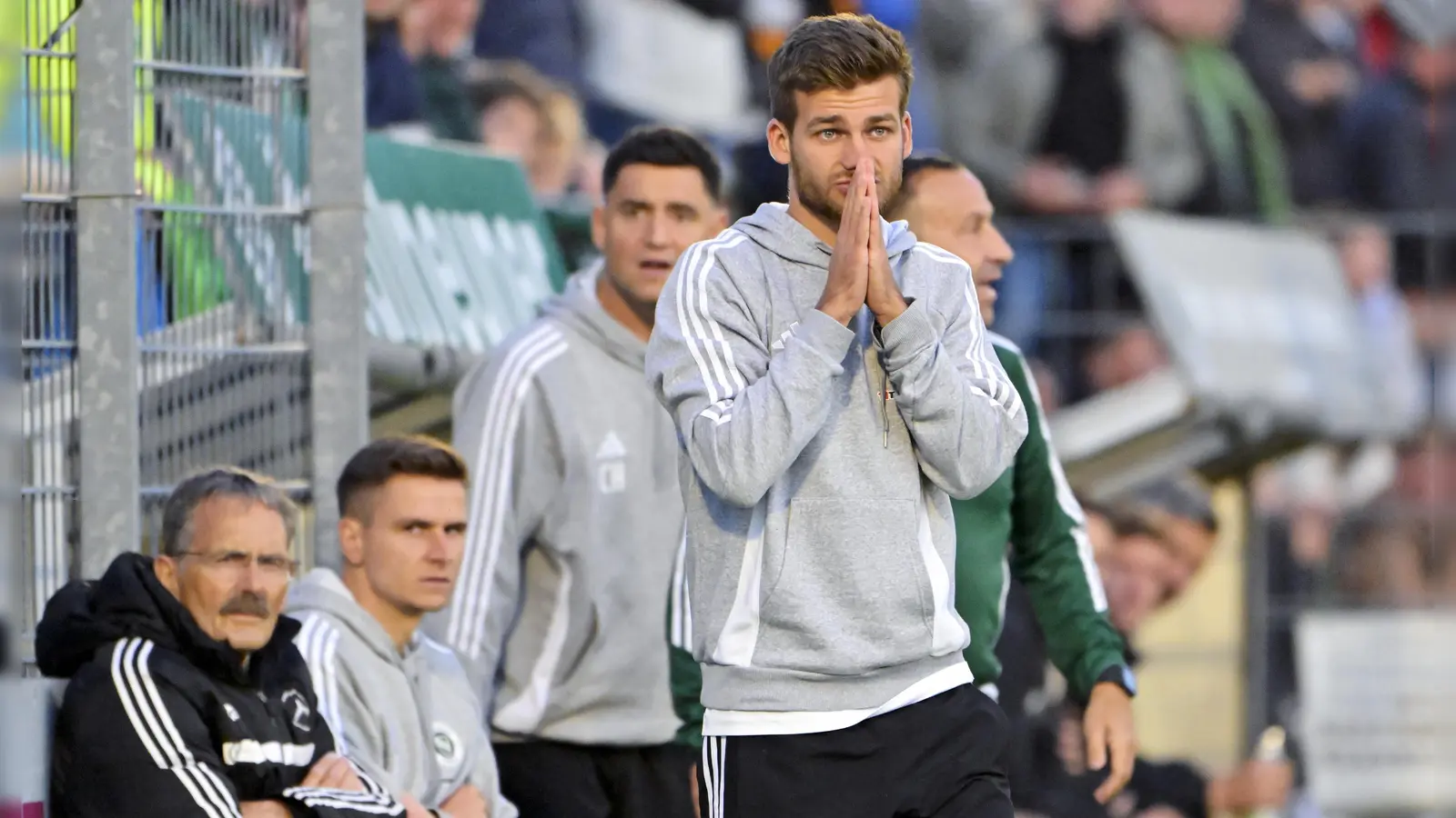 Bittet um weitere drei Punkte: SpVgg-Trainer Niklas Reutelhuber. (Foto: Martin Rügner)