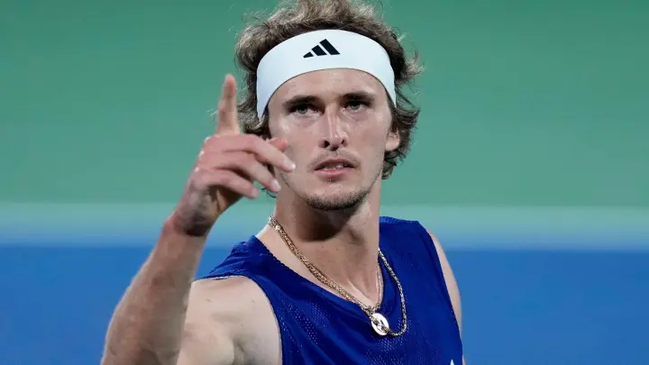 Alexander Zverev hat in Dubai das Halbfinale erreicht. (Foto: Kamran Jebreili/AP/dpa)