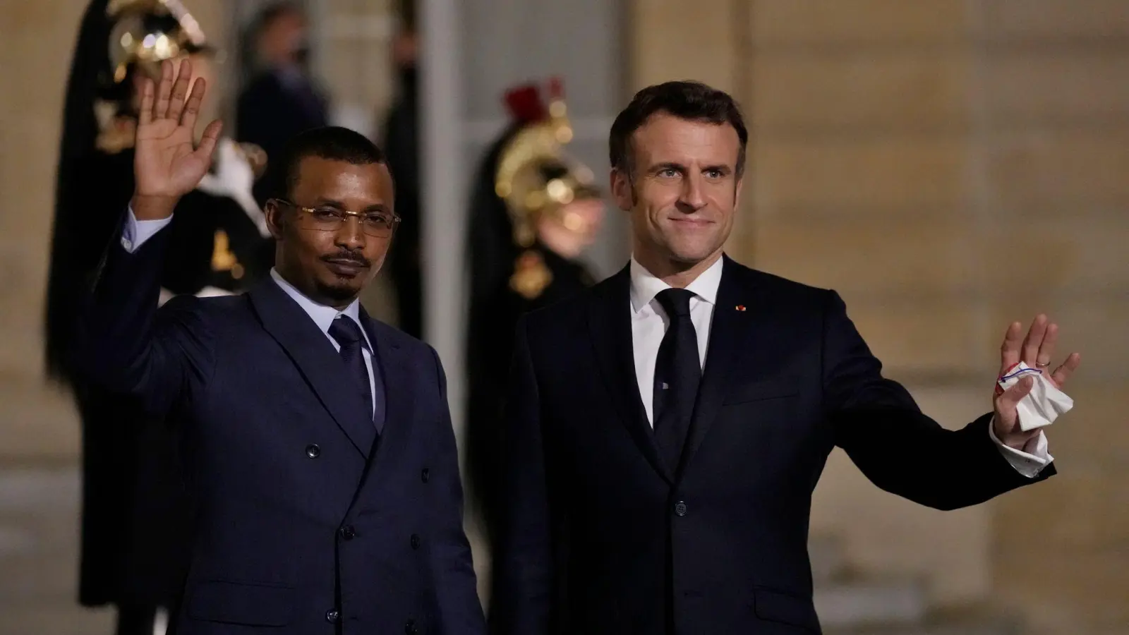 Emmanuel Macron (r), Präsident von Frankreich, empfängt Mahamat Idriss Deby, Präsident des Tschad, im Elysee-Palast. Bei einem gemeinsamen Gipfel wollen die Europäische Union (EU) und die Afrikanische Union (AU) ihre Zusammenarbeit vertiefen. (Foto: Francois Mori/AP/dpa)
