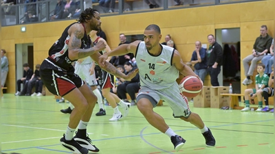 In der vergangenen Saison lieferten sich hapa Ansbach (mit Ball Paul Nzeocha) und die Baskets Vilsbiburg (Vincent Garrett) ein intensives Duell, das die Gäste am Ende mit 90:88 gewannen. (Foto: Martin Rügner)